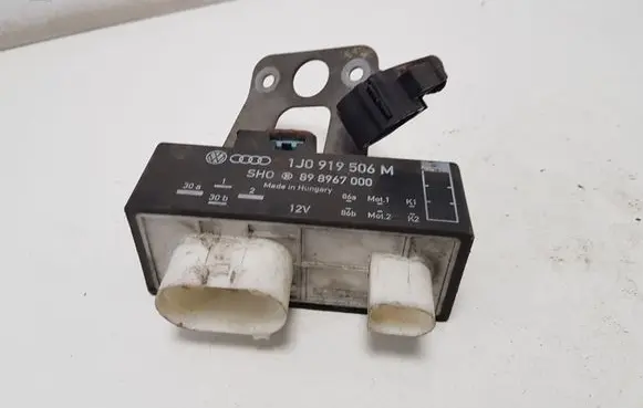 Volkswagen Polo Coolant fan relay 1J0919506M