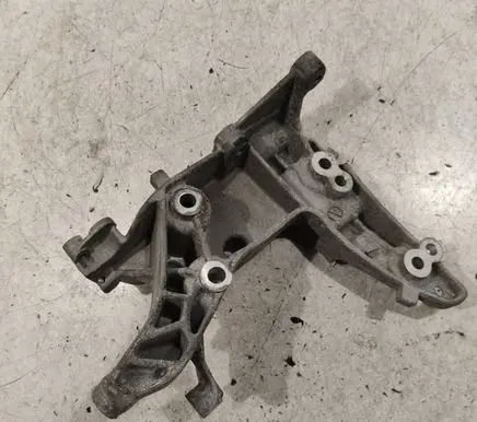Peugeot 308 Engine mounting bracket 9684613880