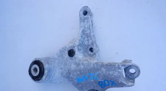 Mercedes-Benz A W176 Engine mounting bracket A2462401309