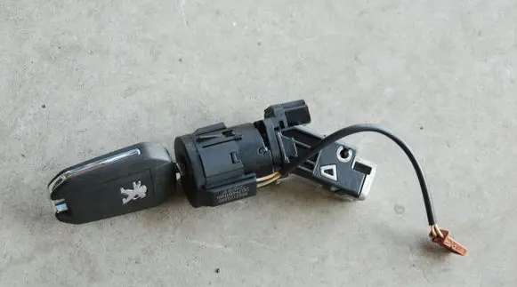 Citroen C4 I Ignition lock 9663123380