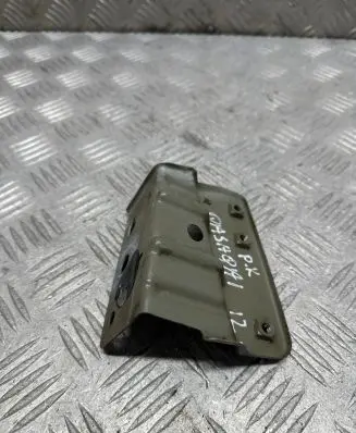 Nissan Qashqai Fender mounting bracket