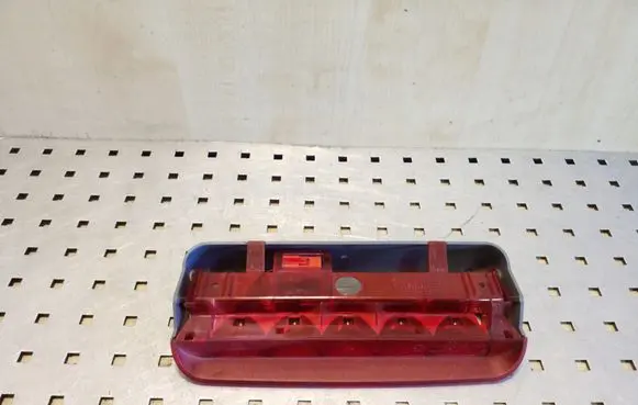 Third/center stoplight