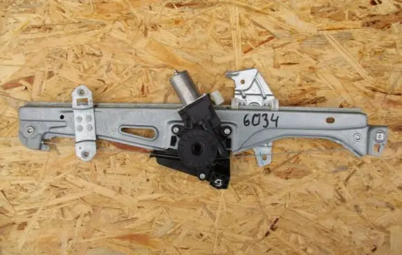 Suzuki SX4 S-Cross Front door window regulator with motor 8340161M00