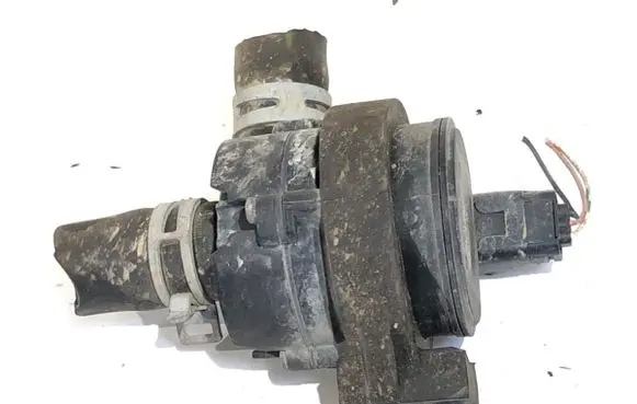 Oil filter mounting bracket