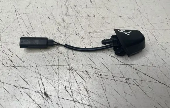 BMW 3 E90 E91 Windshield washer spray nozzle 8365385