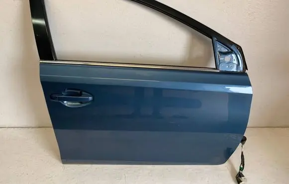 Toyota Auris E180 Front door 