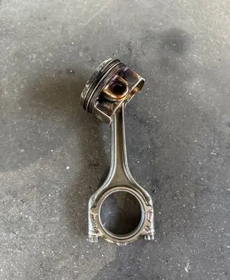 Audi Q3 8U Piston with connecting rod 04ER