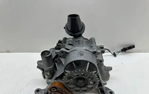 Jaguar XE Oil pump G4D36L079