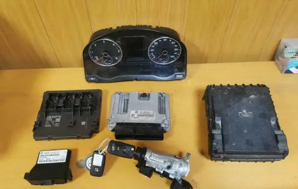 Volkswagen Tiguan Engine ECU kit and lock set 03L906018ET