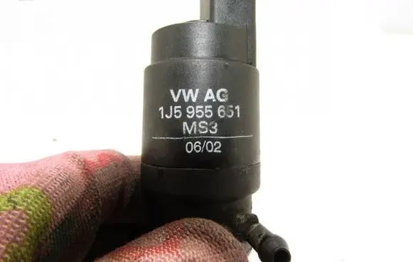Audi A6 S6 C5 4B Windscreen/windshield washer pump 1J5955651