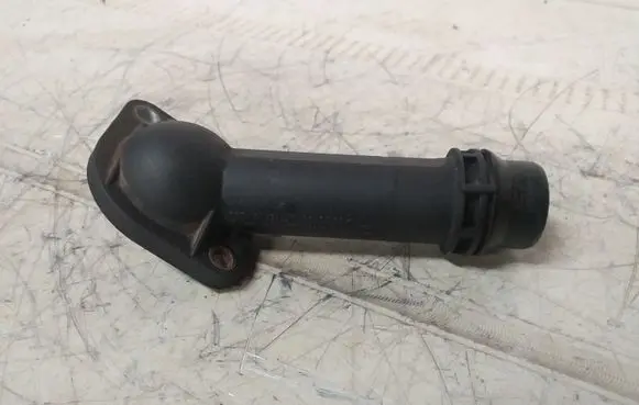 Audi A4 S4 B7 8E 8H Engine coolant pipe/hose 06B121121