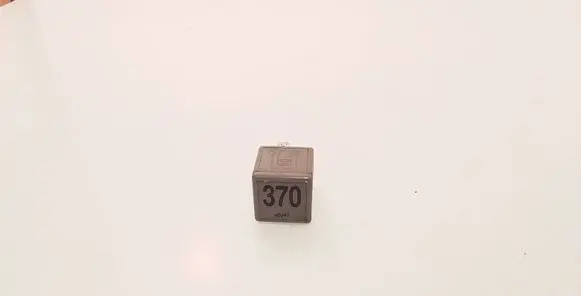 Volkswagen PASSAT B5 Other relay 8D0951253 V23134J52X300