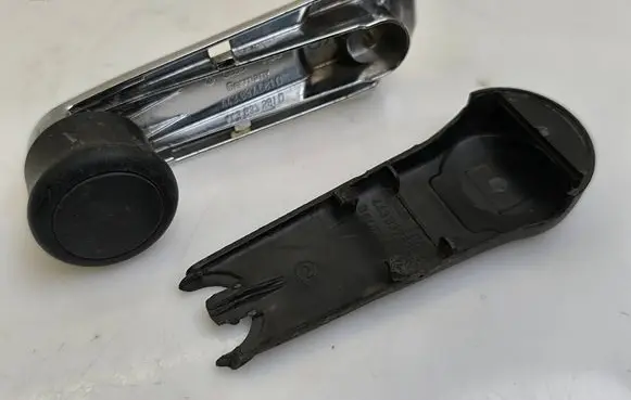 Audi A4 S4 B6 8E 8H Front door window winding handle 443837581D 443837575