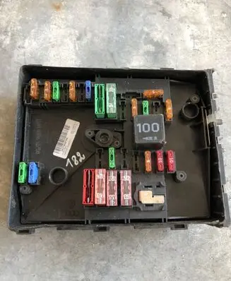 Volkswagen PASSAT B6 Fuse box set 0637492618E 20060913