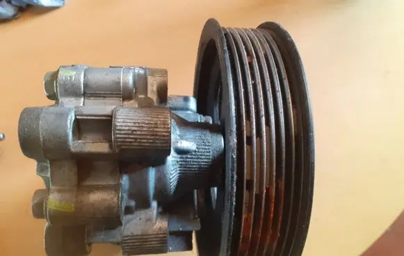 Toyota Avensis T250 Power steering pump 12180