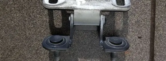 Dodge Nitro Tailgate hinge 