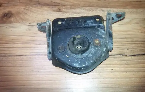 Peugeot 406 Engine mount bracket