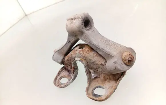 Volkswagen PASSAT B7 Muffler mount bracket/holder 6Q0253147