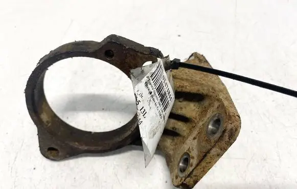 Toyota Avensis T220 Engine mounting bracket
