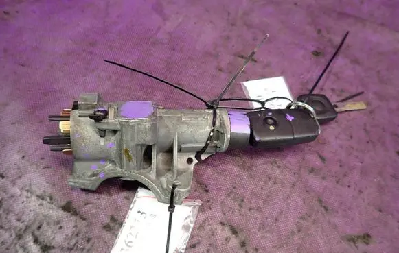 Volkswagen PASSAT B5.5 Ignition lock 4B0905851C