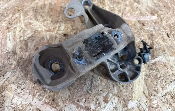 Audi A6 S6 C5 4B Engine mounting bracket 4B0199352B