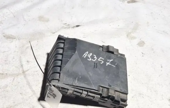 Skoda Octavia Mk2 (1Z) Fuse box cover 1k0937132 0-1718006-1