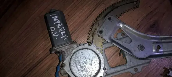 Subaru Impreza I Front door window regulator motor