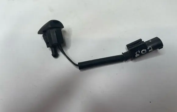 BMW 5 E60 E61 Windshield washer spray nozzle 7132969