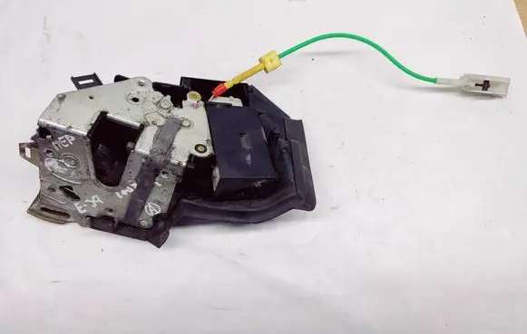 BMW 5 E39 Front door lock 8235114 8352165