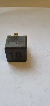 Volkswagen PASSAT B3 Other relay 4RA00351058