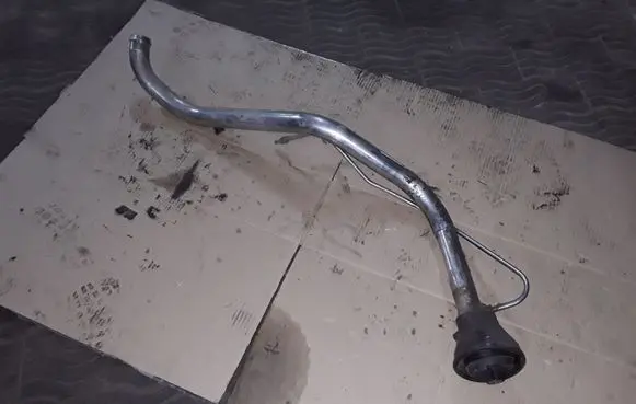 Chrysler 300 - 300C Fuel tank filler neck pipe 04726505AA
