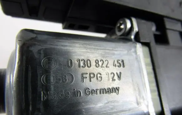 Volkswagen PASSAT B7 Front door window regulator motor 3AA959701A