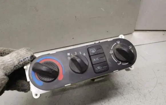 Nissan Almera N16 Climate control unit