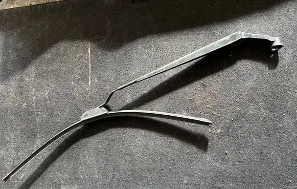 Toyota Corolla Verso AR10 Front wiper blade arm 260373 A6776