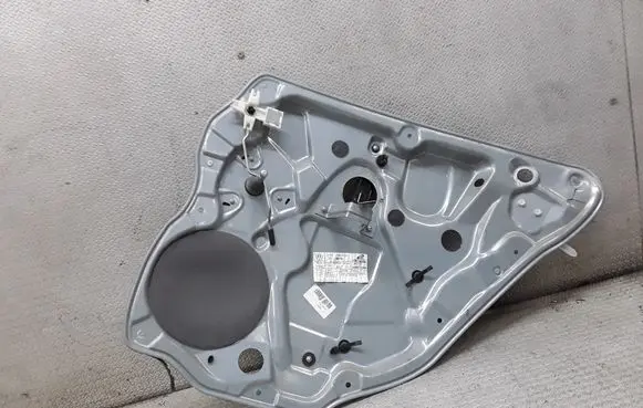 Rear door manual window regulator
