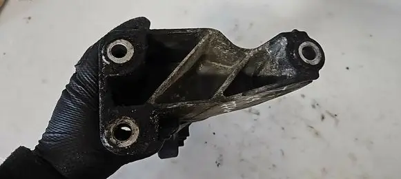 Volkswagen Transporter - Caravelle T5 Engine mounting bracket 7H0199343