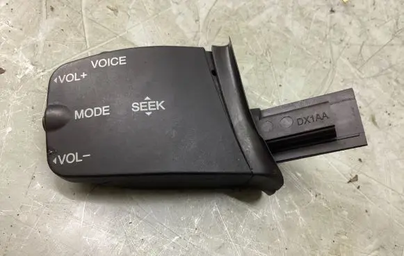 Ford Focus Sound control switch 758709