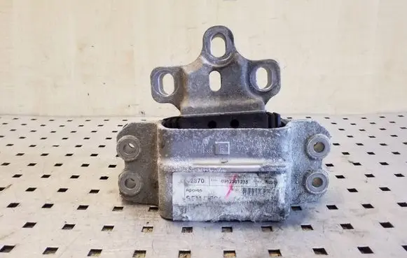 Volkswagen Scirocco Engine mount bracket 1K0199555