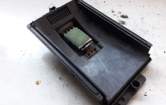 Volkswagen Golf IV Heater blower fan relay 