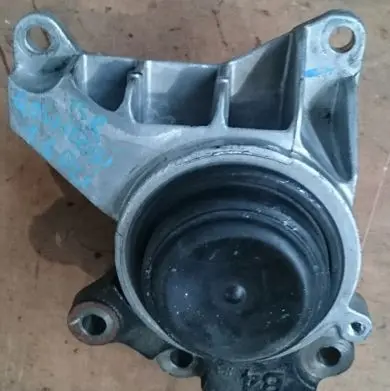 Nissan Qashqai Engine mount bracket