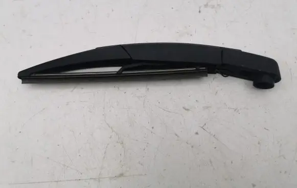 Rear wiper blade arm