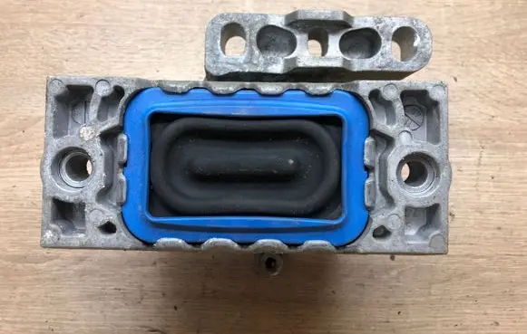 Volkswagen PASSAT B7 Engine mount bracket 1K0199262