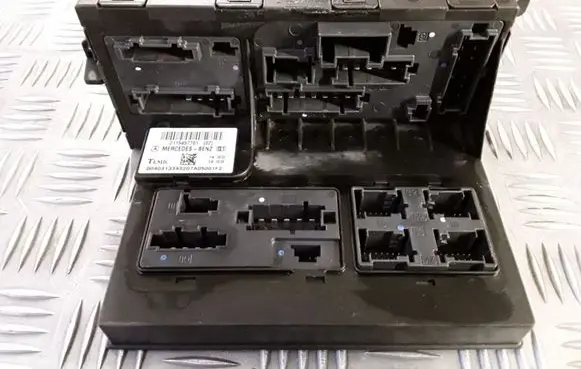 Mercedes-Benz E W211 Fuse module 2115457701 211545770102