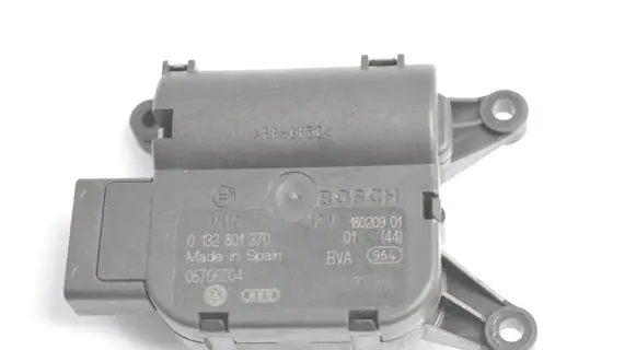 Volkswagen PASSAT CC Air flap motor/actuator 0132801370