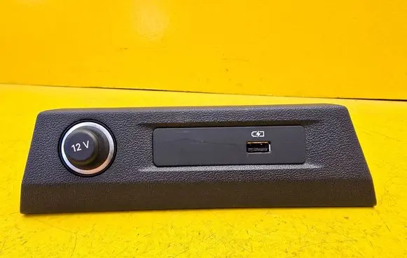 Audi A1 USB socket connector 82B863617