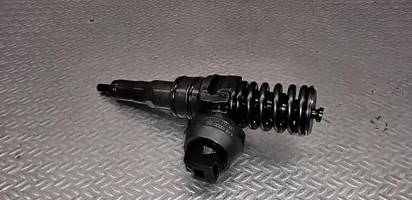 Volkswagen PASSAT B6 Fuel injector 038130073AG