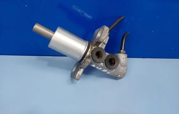 Audi A6 S6 C5 4B Master brake cylinder 8E0611021