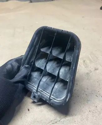 Audi A4 S4 B6 8E 8H Quarter panel pressure vent 4B0819181B