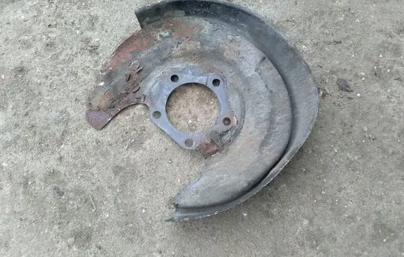 Volkswagen PASSAT B5 Rear brake disc plate dust cover 