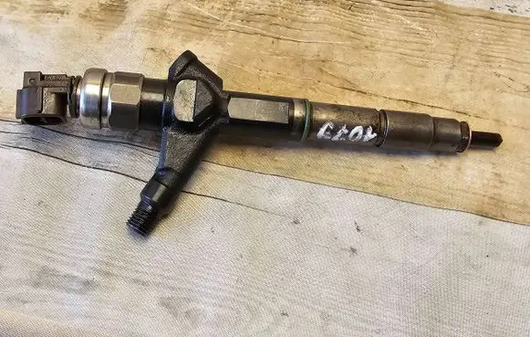 Nissan X-Trail T30 Fuel injector AW402AW4 05G13052